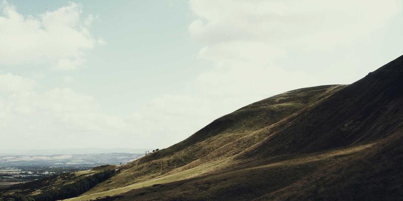 Khalid Naji与北欧极简主义：如何通过Scandinavian living打造宁静生活空间